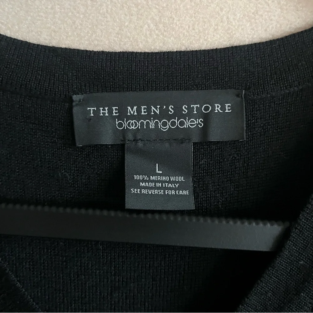Bloomingdales The Men’s Store 100% Merino Wool V-Neck Sweater Navy Blue L Preppy